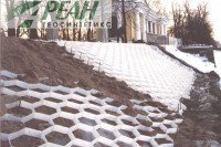 Укрепление откоса с помощью геотекстильной объемной георешетки