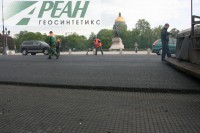 Армирование верхнего слоя асфальтобетонного покрытия георешеткой Hatelit (Хателит) C 40/17. Адмиралтейская набережная, г. Санкт-Петербург.